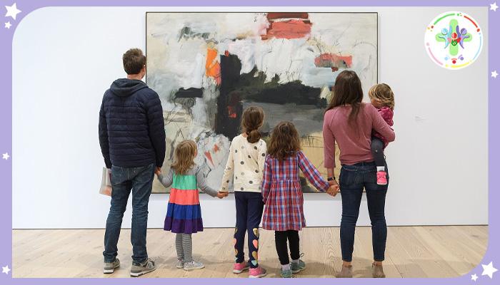 خانواده در حال بازدید از یک تابلو در موزه