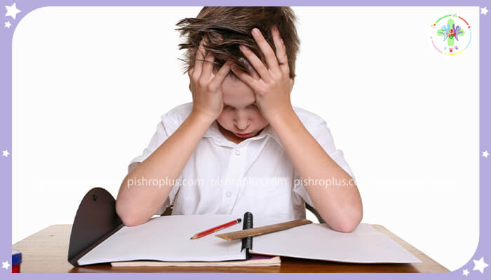 کودکی که هنگام انجام تکالیف درسی احساس کلافگی و فشار میکند.